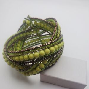 Pear green beaded pea‎ in a podcast cuff bracelet B1218